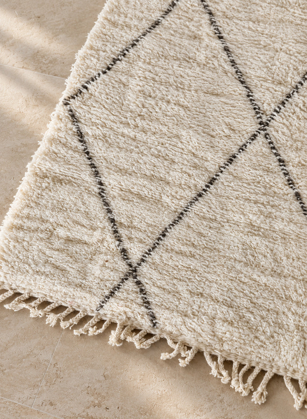 Close-up of the fringe of the Beni Ourain rug