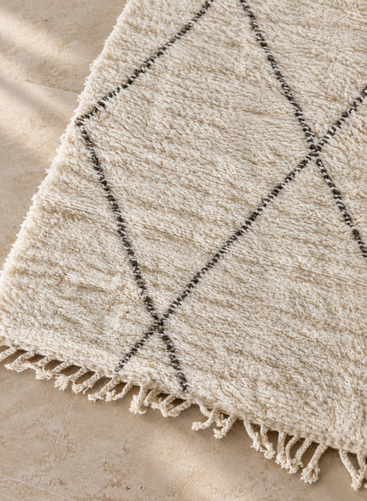 Close-up of the fringe of the Beni Ourain rug