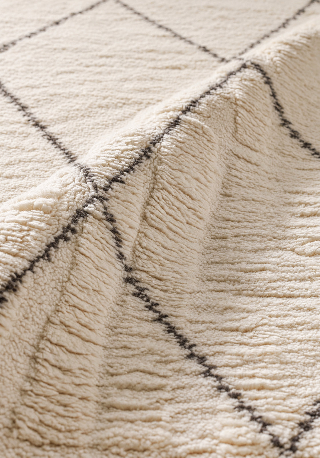 Close-up of the wool texture and black line of the Beni Ourain rug
