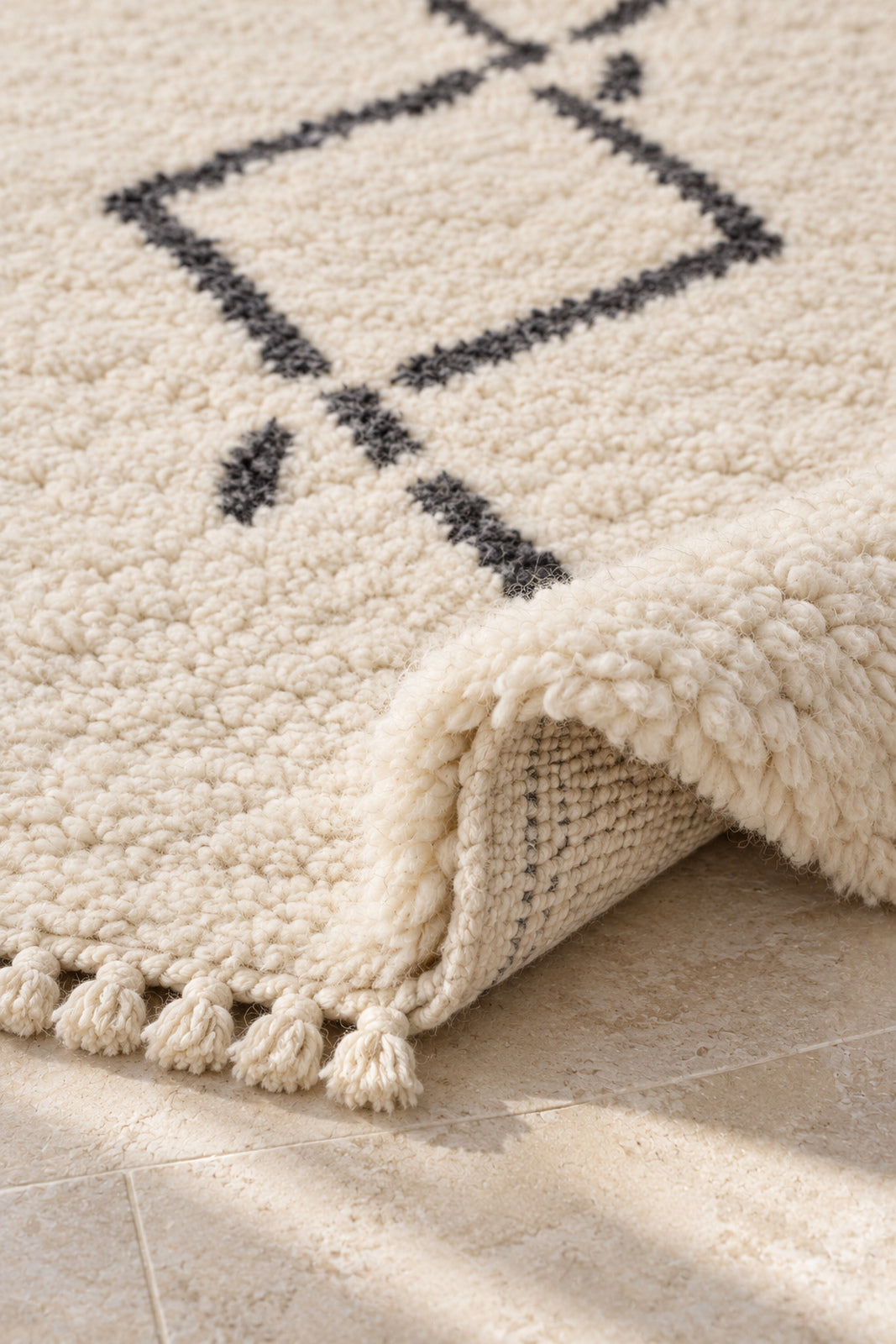 Thick pile of Beni Ourain rug model 01 on a folded corner
