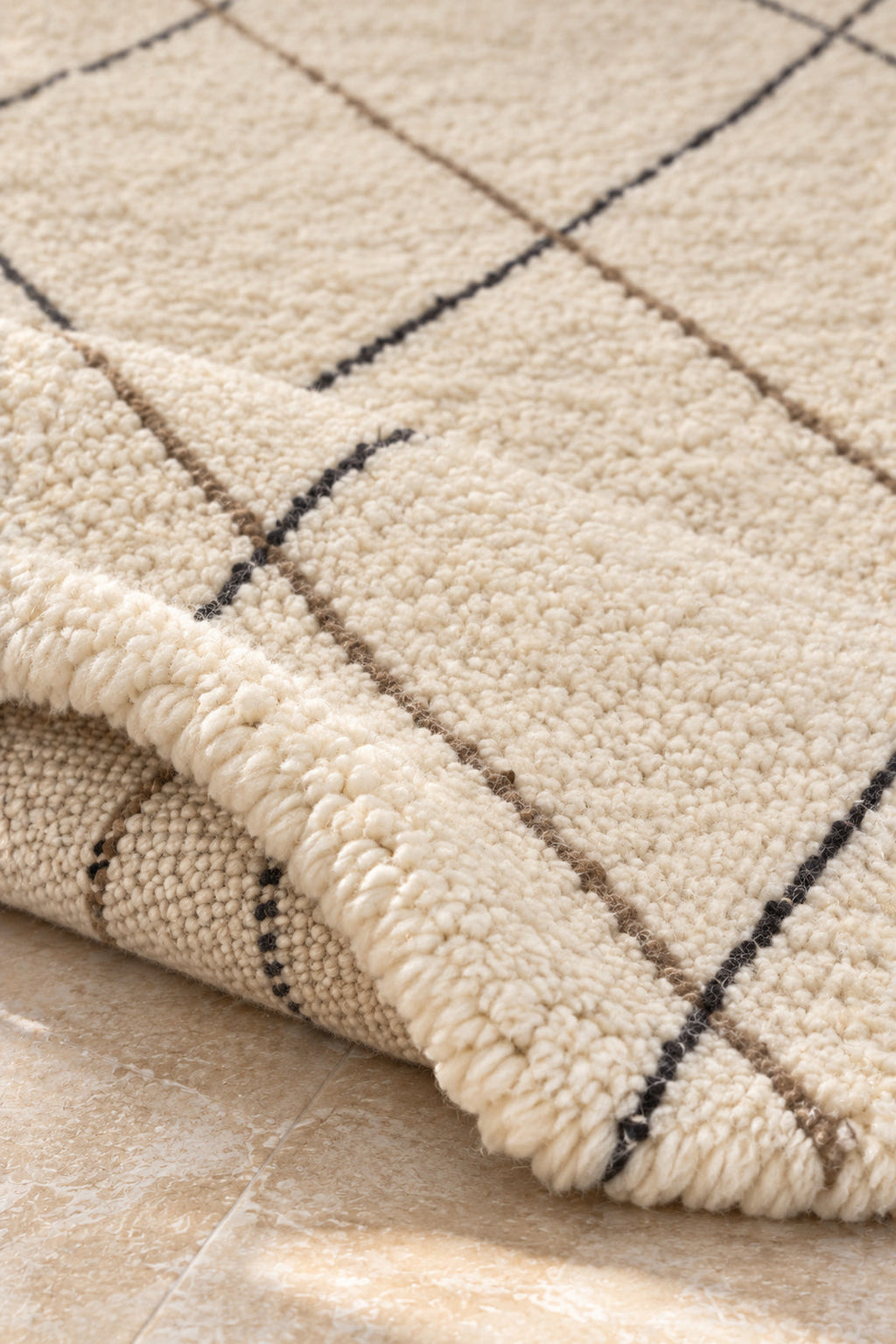 Thick pile of Beni Ourain rug model 02 on a folded corner