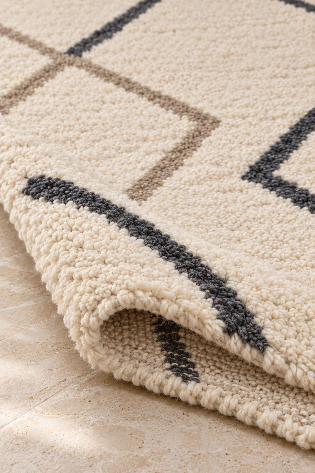 Thick pile of Beni Ourain rug model 04 on a folded corner