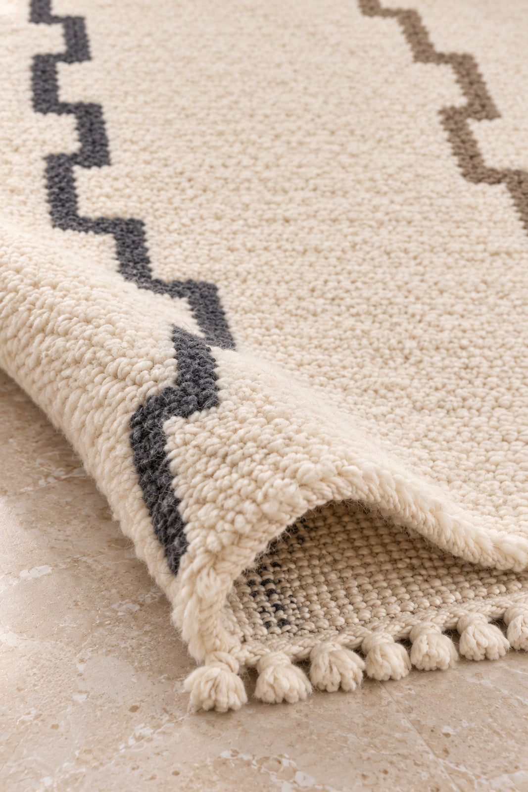 Thick pile of Beni Ourain rug model 05 on a folded corner