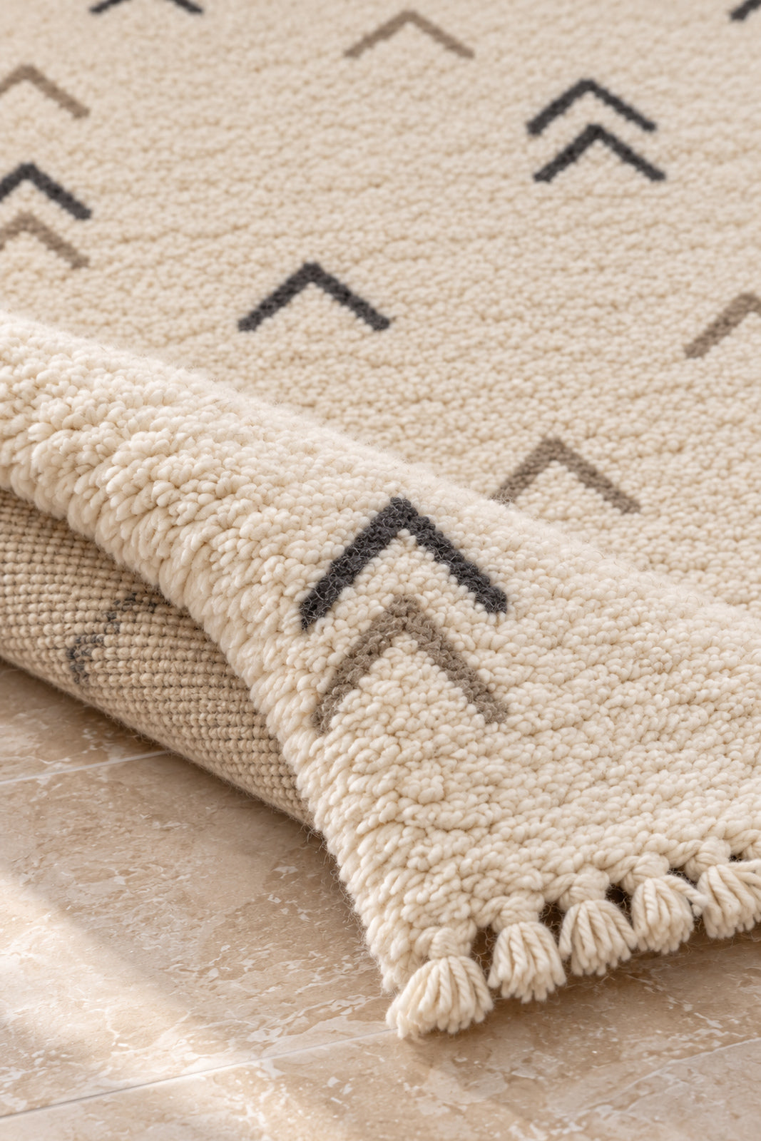 Thick pile of Beni Ourain rug model 06 on a folded corner