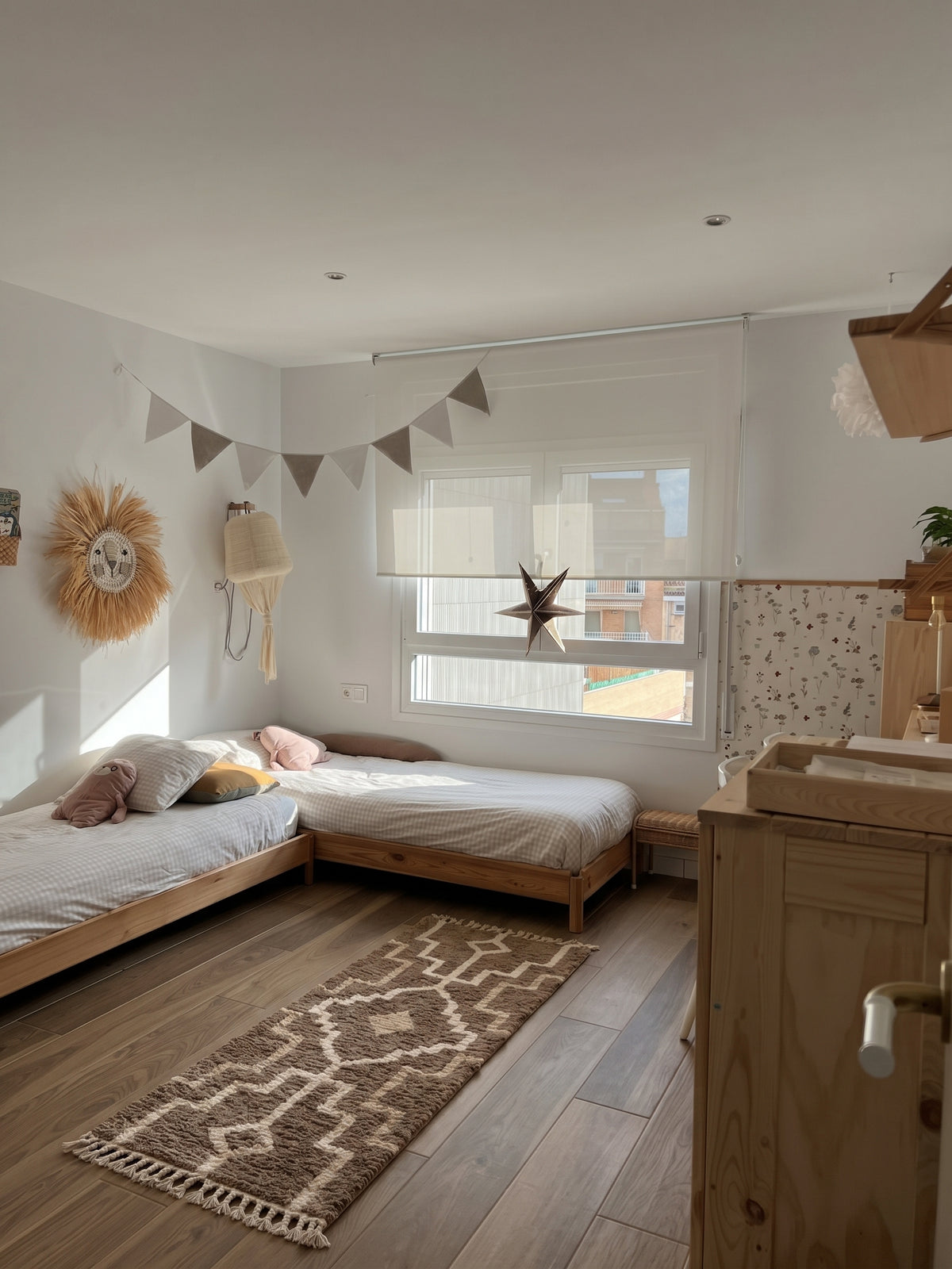 Mrirt runner with a stepped medallion in a children's room