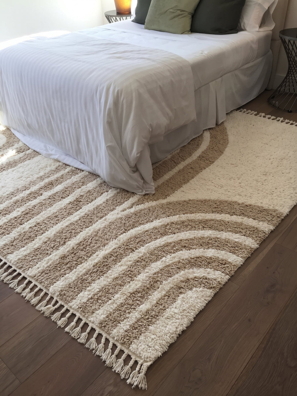 Mrirt rug model 01 with taupe arches in a bedroom