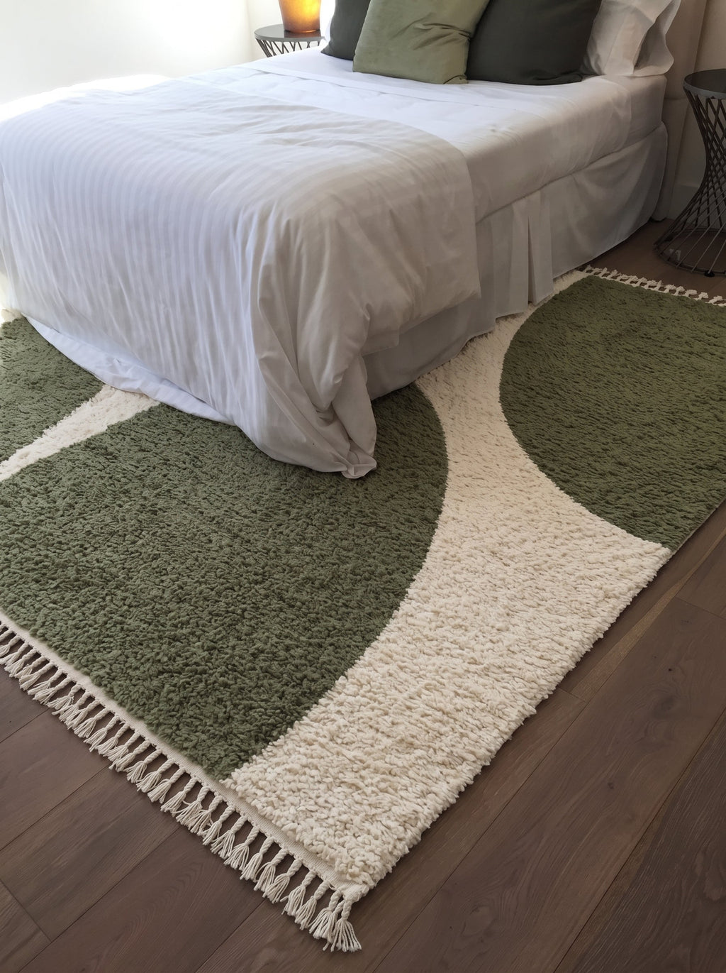 Green Mrirt rug model 07 with a bold curve in a bedroom