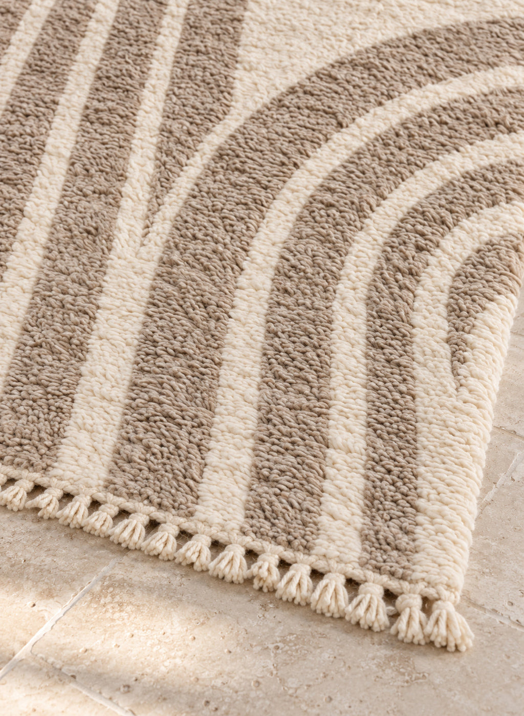 Close-up of the fringe of Mrirt rug model 01