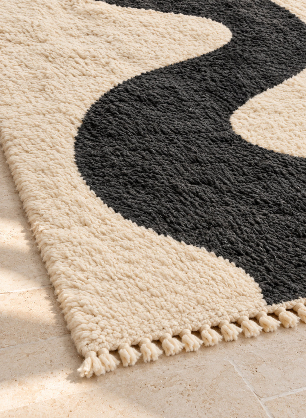 Close-up of the fringe of Mrirt rug model 04