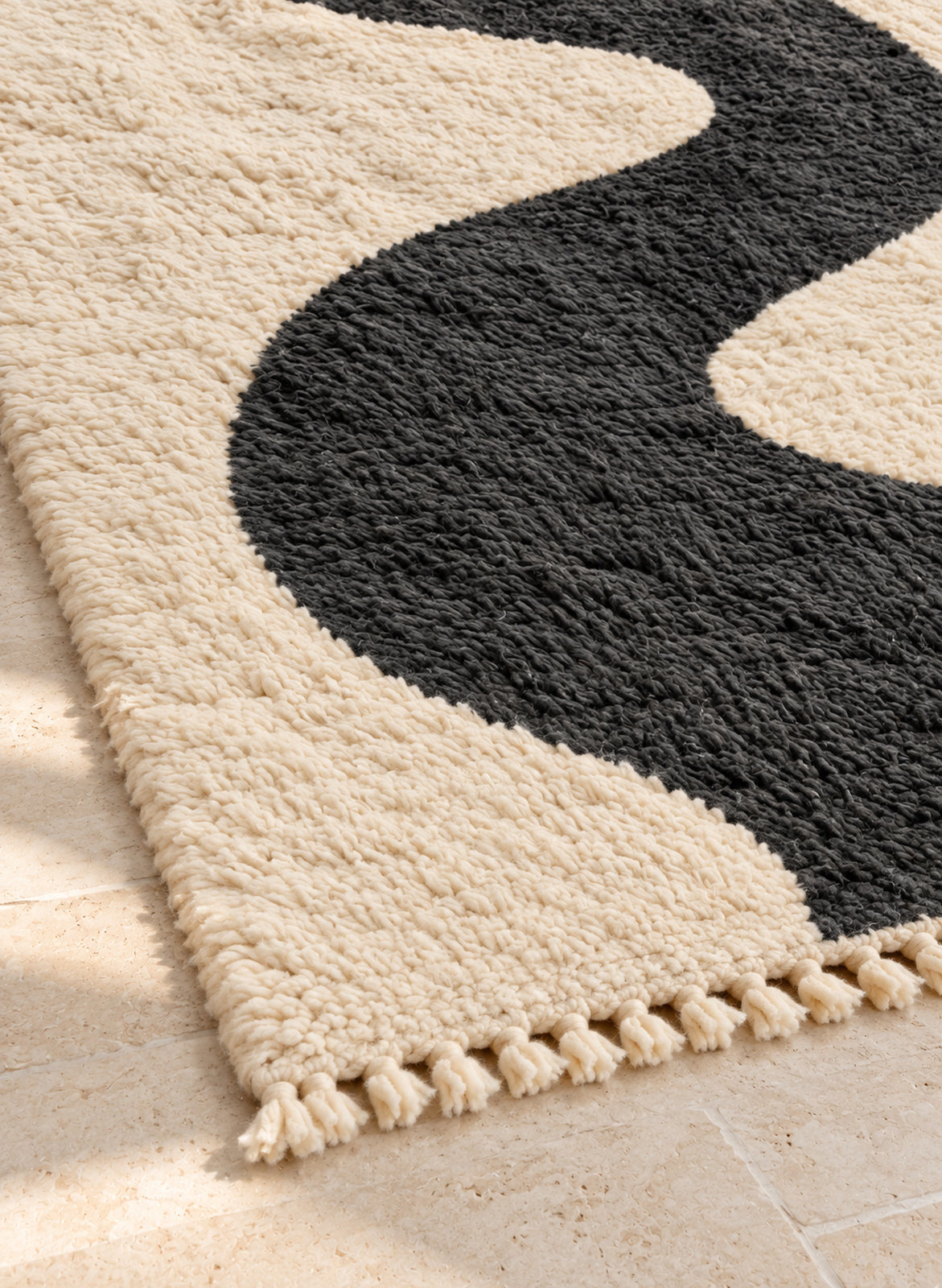 Close-up of the fringe of Mrirt rug model 04