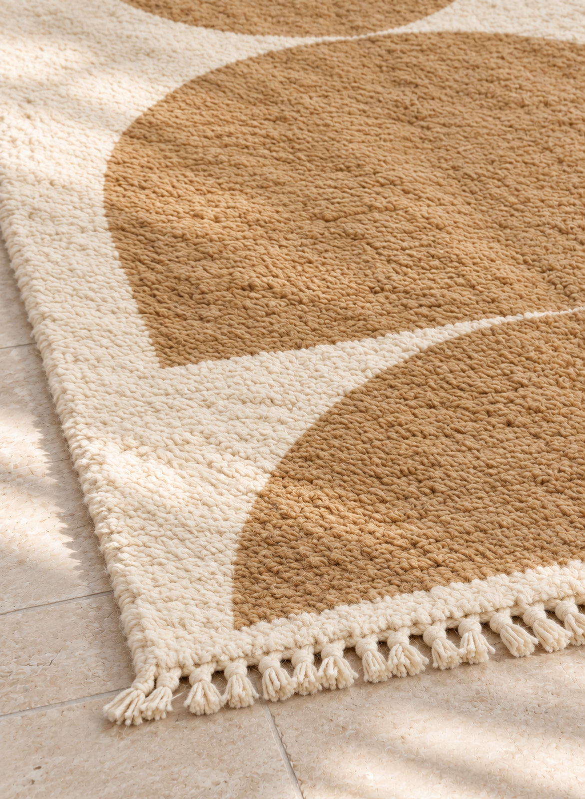 Close-up of the fringe of Mrirt rug model 06