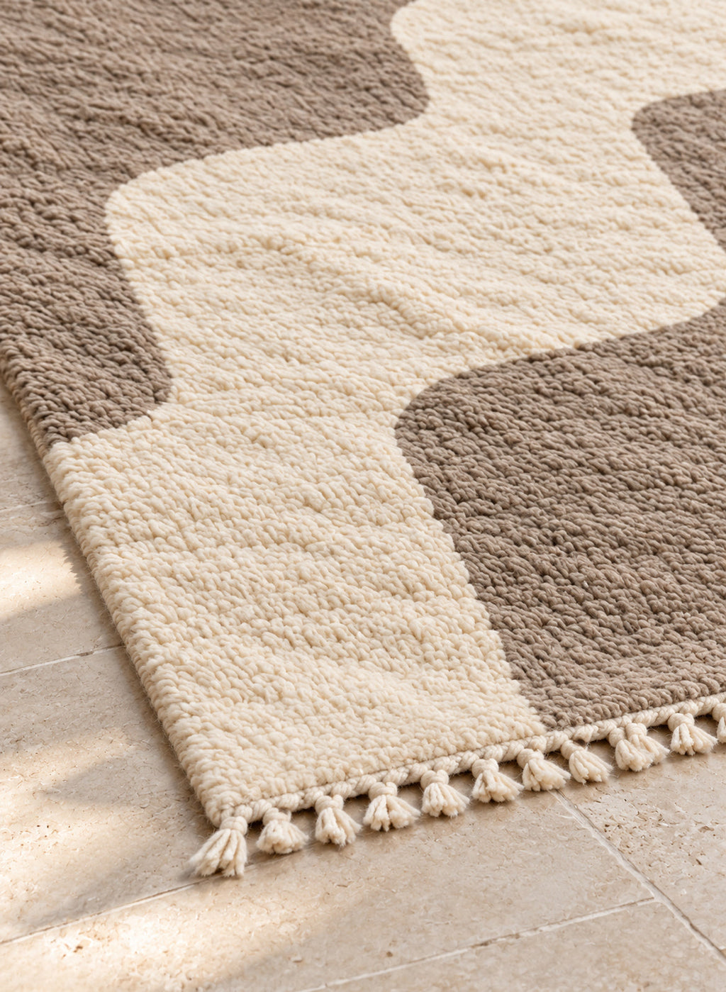 Close-up of the fringe of Mrirt rug model 08