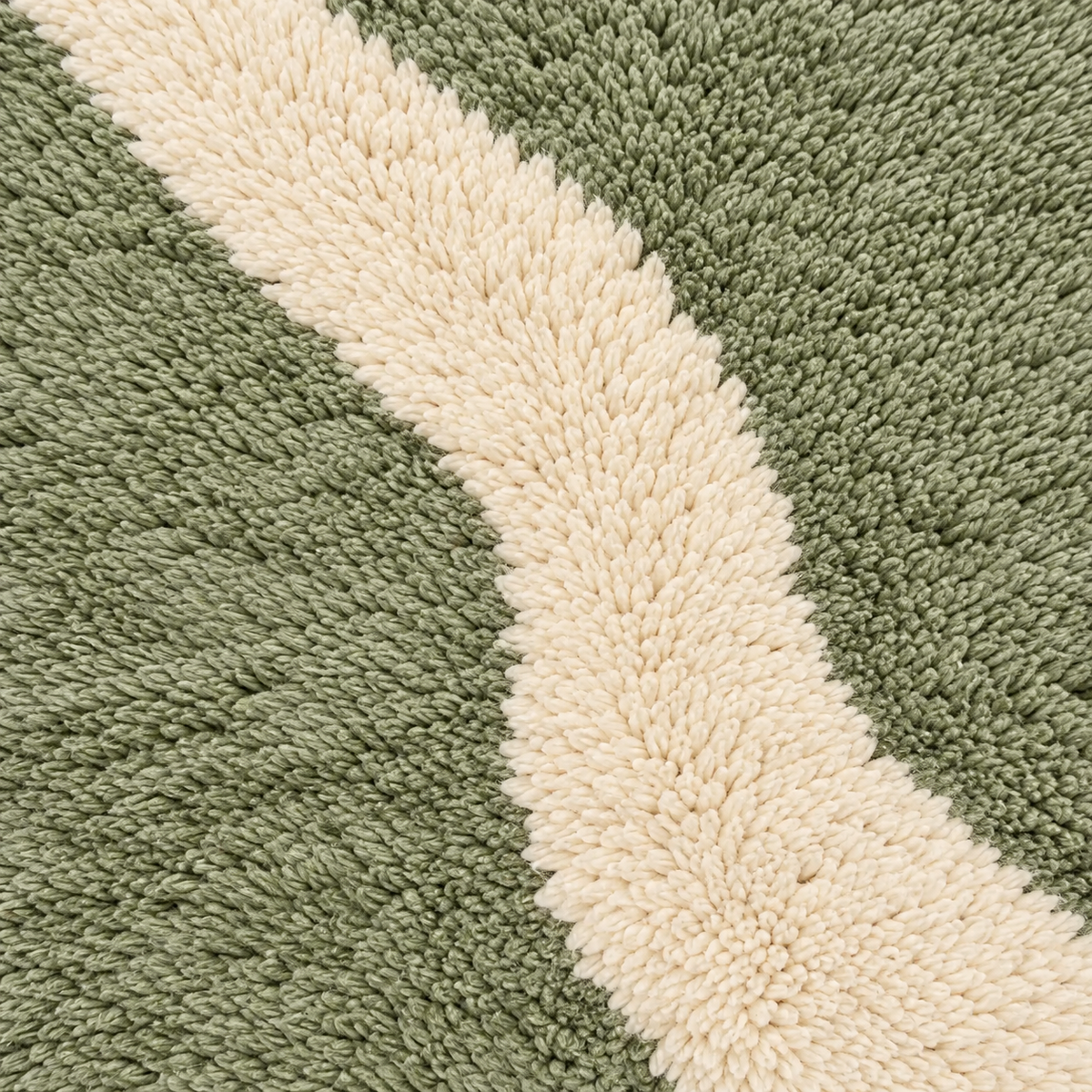 Détail de la texture et de la bande ivoire du tapis Mrirt